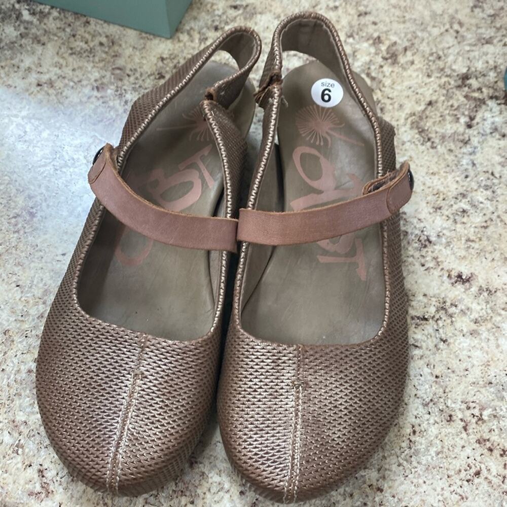 OTBT brown leather women’s 6 wedge adjustable strap shoes